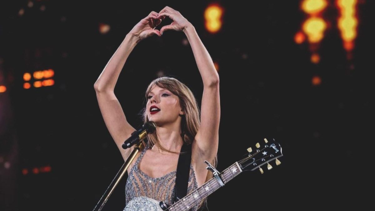 Taylor Swift - August